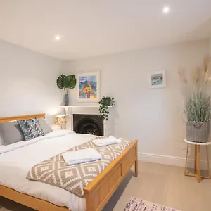 Spacious 1br Victorian Flat In Cotswolds - Free Parking Apartment Cheltenham