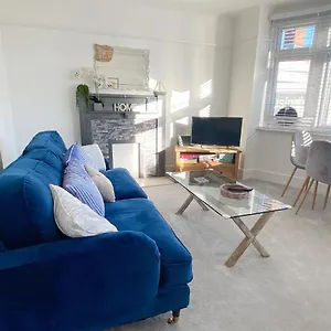 Coastal Breeze - Beautiful Two Bedroom With Free Parking Near Local Beaches Apartment Bournemouth