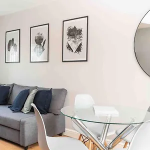 Comfortable And Convenient 3 Bedroom House With Parking Holiday home Handsworth